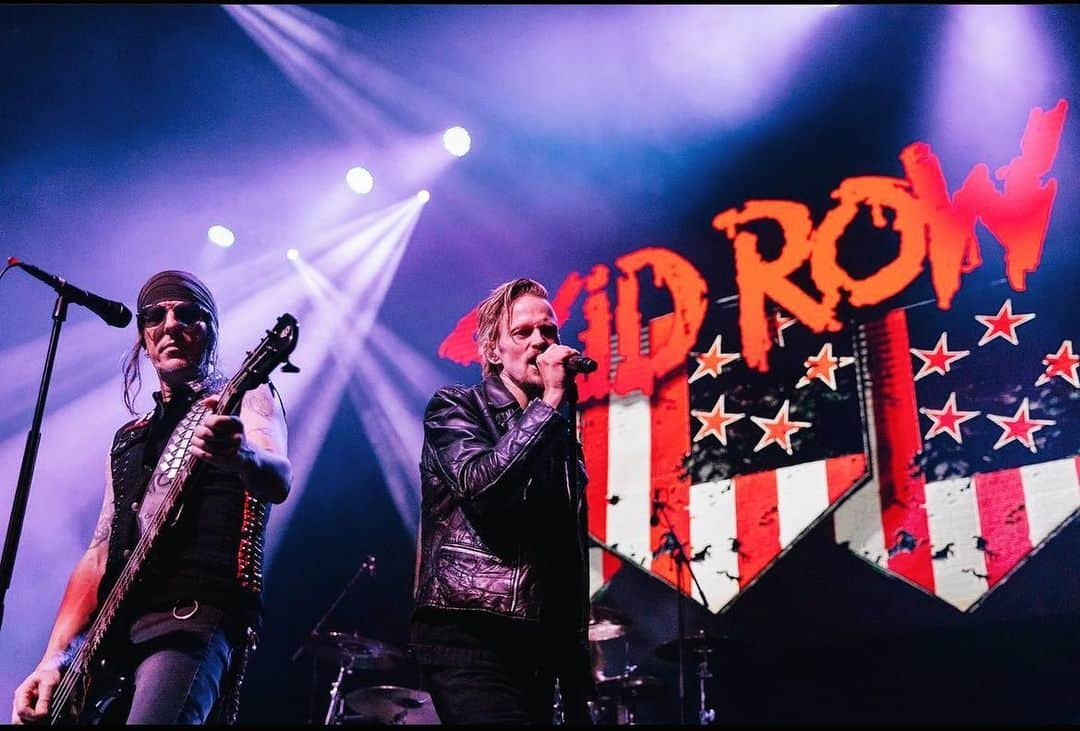 レイチェル・ボランのインスタグラム：「@erikgronwall and me bringing the noise to the @thewellmonttheater in NJ! 📸 @juliehoffmanphotography」