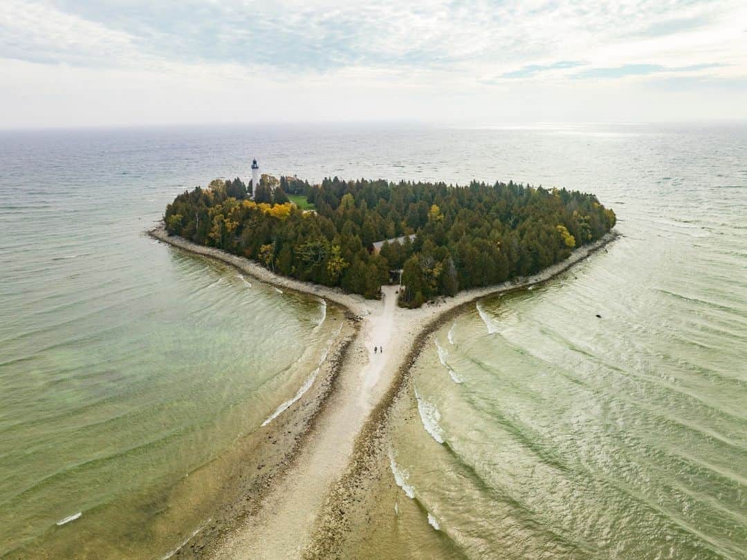 National Geographic Travelのインスタグラム：「Photos by @erikaskogg | If you stand on the shore of one of the Great Lakes, it can feel like looking out across an ocean. With the exception of Lake Michigan, the lakes border the U.S. and Canada and together make up the largest freshwater system in the world. The historic lighthouses that once guided mariners around their rocky shorelines now draw millions of visitors. On Lake Michigan, the Cana Island Lighthouse is reachable by foot over a stretch of dry lake bottom or via a complimentary tractor ride available from May through October.」