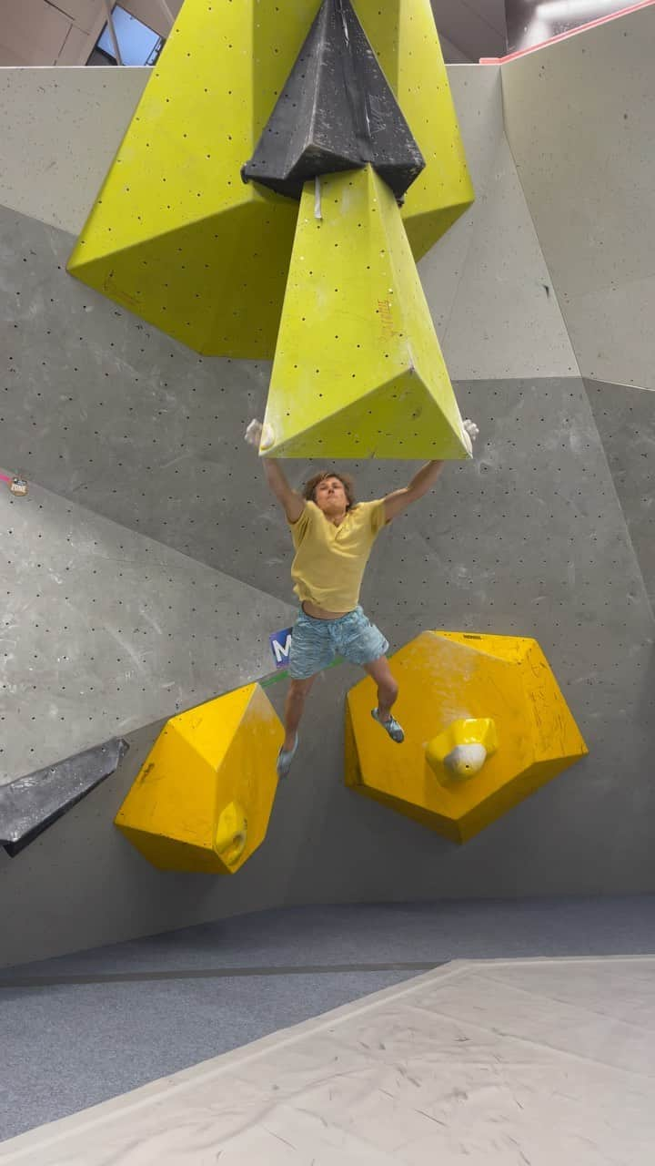 アレックス・メゴスのインスタグラム：「Proper comp style 😅. Not the typical board climb, but also fun on occasion! This was one of the final boulders of the Nürnberg Bouldercup at @boulderhallee4.  This weekend the European Olympic Qualifier will take place in Laval, France. I've decided to not compete, as I felt very tired from the whole comp season. I'll take a little break from comp climbing until next season and then be back with 100% of psyche to get one of the rare Olympic tickets.  I wish all the competitors good luck and a cool comp in Laval!   @patagonia_climb @petzl_official @tenayaclimbing @frictionlabs @physivantage @fazabrushes @tempehmanufaktur @cacaocrudo #stylefirst #carrotsforpower」