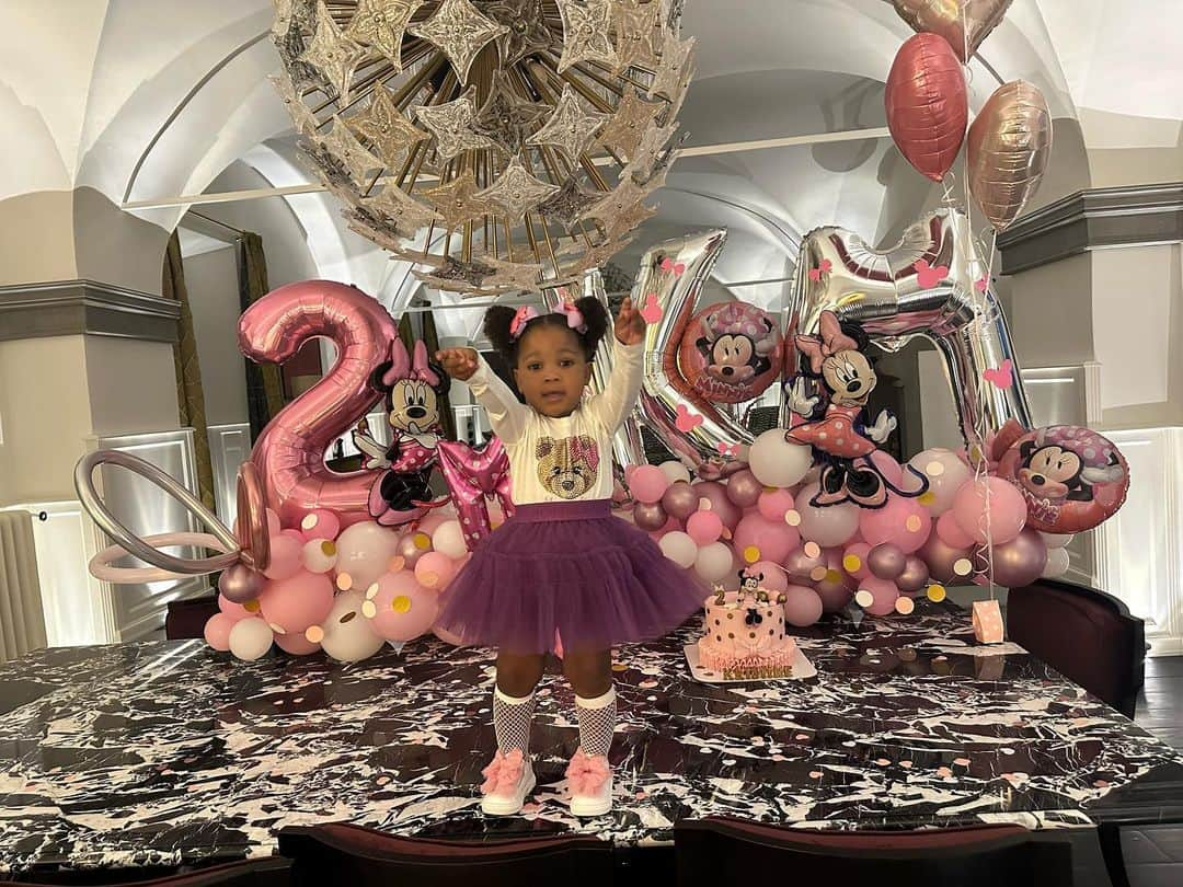 ジェリー・ミナさんのインスタグラム写真 - (ジェリー・ミナInstagram)「HAPPY 2 YEARS OLD PRINCESS KRISTINE👸🏽❤️. Instruye al niño en su camino,Y aun cuando fuere viejo no se apartará de él.  Proverbios 22:6 Gracias señor por habernos dado la bendición de ser padres de tan hermosa y tierna princesa, te pedimos que en tu amor y misericordia la guíes todos los días de su vida, danos la inteligencia y sabiduría para instruirla……..Te AMAMOS……🥰❤️,Que esa sonrisa mágica nunca desaparezca de tu rostro, porque con ella tienes el poder de iluminar e irradiar 🥳🥳🥰🥰」10月25日 3時00分 - yerrymina