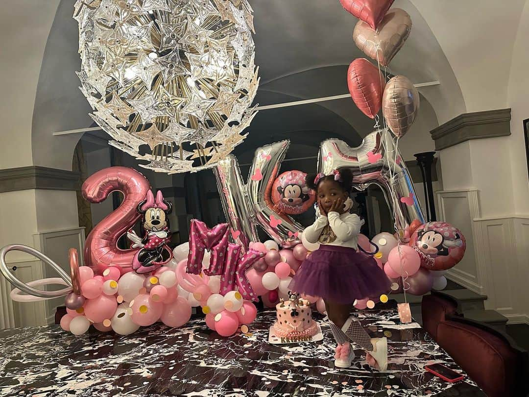 ジェリー・ミナさんのインスタグラム写真 - (ジェリー・ミナInstagram)「HAPPY 2 YEARS OLD PRINCESS KRISTINE👸🏽❤️. Instruye al niño en su camino,Y aun cuando fuere viejo no se apartará de él.  Proverbios 22:6 Gracias señor por habernos dado la bendición de ser padres de tan hermosa y tierna princesa, te pedimos que en tu amor y misericordia la guíes todos los días de su vida, danos la inteligencia y sabiduría para instruirla……..Te AMAMOS……🥰❤️,Que esa sonrisa mágica nunca desaparezca de tu rostro, porque con ella tienes el poder de iluminar e irradiar 🥳🥳🥰🥰」10月25日 3時00分 - yerrymina