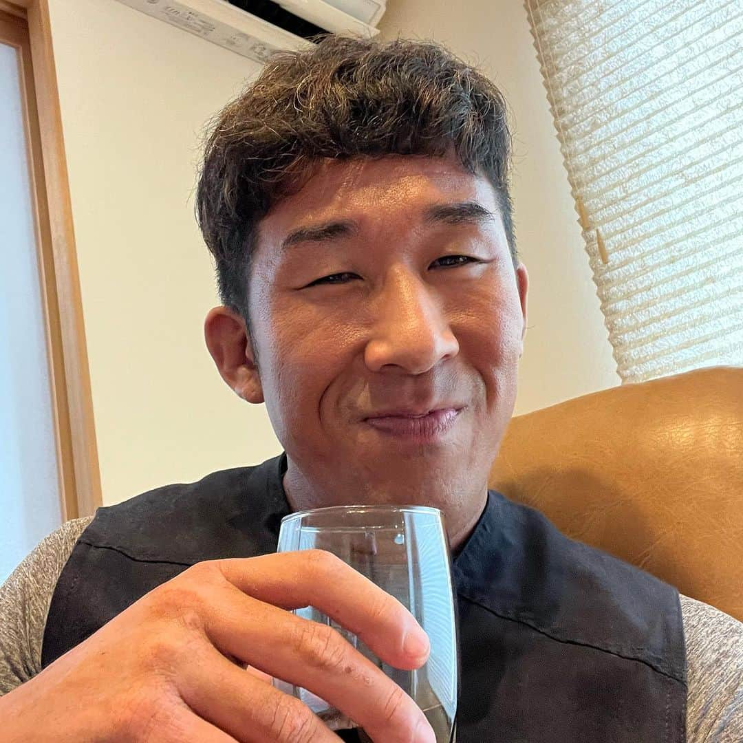 田村裕のインスタグラム：「自分で自分を褒める技術を身につけよう。  そしてコントロールした自分で周りの誰かを幸せにしよう。  #今日は笑えた? #笑えなかったとしても大丈夫 #僕が笑ってる #麒麟田村 #タムラ433 #smile #미소 #χαμόγελ #sonreír #gülümseme #ยิ้ม #全力笑顔」