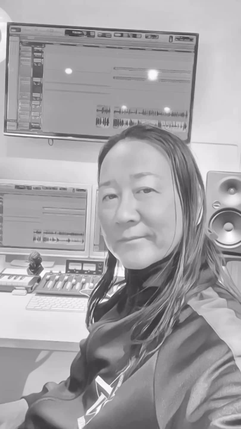 DJ DRAGONのインスタグラム：「Late-night studio work loops. 深夜のスタジオ作業は続く、、、 . . #studio #soundstudio #djdragon」