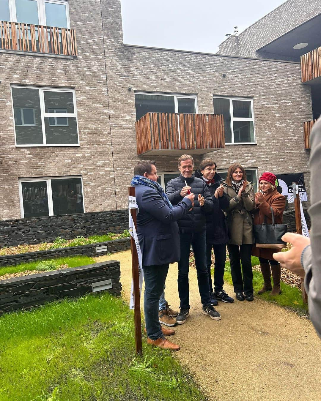 エリオ・ディルポさんのインスタグラム写真 - (エリオ・ディルポInstagram)「Ce matin, nous avons inauguré les 61 nouveaux logement du quartier « Aux Parcs » à Charleroi. Il s’agit de logements sociaux et à loyers abordables qui sont construits avec des normes de performances énergétique élevées et ont bénéficié d’un investissement de la Wallonie. Une seconde phase est prévue avec la construction de 94 nouveaux logements en plus pour atteindre un total de 155 logements. 🏠  🌍 Ce projet fait partie intégrante de la volonté du Gouvernement wallon de baisser la consommation énergétique des ménages wallons, notamment avec les projets de son ambitieux Plan de Relance et ses primes à la rénovation et l’isolation ➡️ https://www.wallonie.be/fr/je-diminue-ma-facture #wallonie #wallonierelance」10月25日 3時04分 - eliodirupo