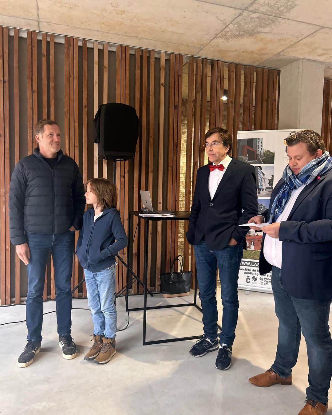 エリオ・ディルポさんのインスタグラム写真 - (エリオ・ディルポInstagram)「Ce matin, nous avons inauguré les 61 nouveaux logement du quartier « Aux Parcs » à Charleroi. Il s’agit de logements sociaux et à loyers abordables qui sont construits avec des normes de performances énergétique élevées et ont bénéficié d’un investissement de la Wallonie. Une seconde phase est prévue avec la construction de 94 nouveaux logements en plus pour atteindre un total de 155 logements. 🏠  🌍 Ce projet fait partie intégrante de la volonté du Gouvernement wallon de baisser la consommation énergétique des ménages wallons, notamment avec les projets de son ambitieux Plan de Relance et ses primes à la rénovation et l’isolation ➡️ https://www.wallonie.be/fr/je-diminue-ma-facture #wallonie #wallonierelance」10月25日 3時04分 - eliodirupo