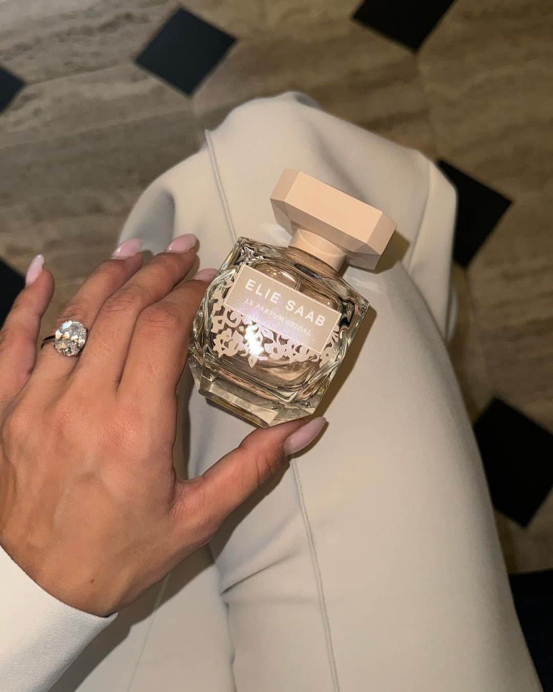 Tamara Kalinicさんのインスタグラム写真 - (Tamara KalinicInstagram)「I didn’t know bridal fragrances are a thing - but I discovered the new @eliesaabworld Bridal Fragrance and the timing couldn’t be better 😉」10月25日 3時14分 - tamara