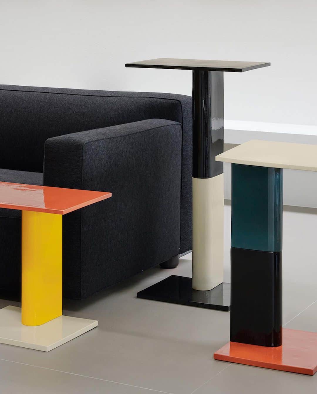 Design Milkのインスタグラム：「Renowned designers Edward Barber + Jay Osgerby (@barberosgerby) mark their 10-year collaboration with @mutinaceramics through the launch of a new collection -- the Rivington Tables. 🎉 As a testament to their creative journey, these handcrafted ceramic tables are inspired by their first meeting with the brand at Rivington Bar & Grill! Available in a playful palette, they're environmentally friendly + beautifully designed. ✨  Check the link in bio to see more! 🔗」
