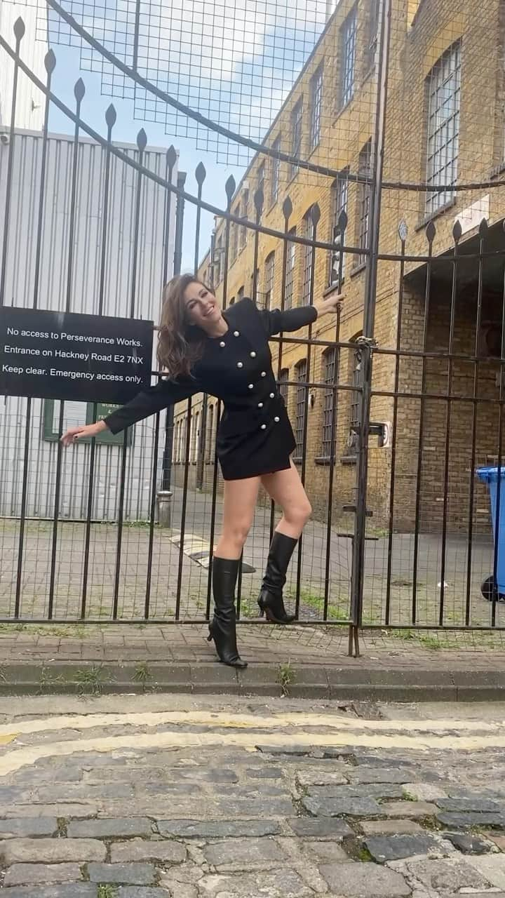 エリザベス・ハーレイのインスタグラム：「London Town ❤️」