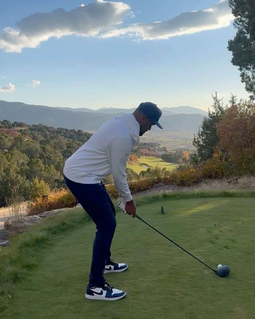 トニー・フィナウのインスタグラム：「Fall golf in Utah 😍🍂 I'm driving on Hole 14 and Big Dawg on Hole 8.  Red Ledges CC in Heber Utah 👏🏾」