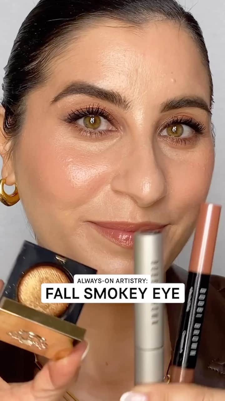 ボビイブラウンのインスタグラム：「Time to update your classic smokey eye for fall. Watch Bobbi Brown Makeup Artist @luciarussomakeup create a warm, metal- lic smokey eye complete with a subtle wing.  FALL SMOKEY EYE ESSENTIALS:  • Dual-Ended Long-Wear Cream Shadow Stick in Rusted Pink/ Cinnamon • Long-Wear Gel Eyeliner in Black Ink • Luxe Eye Shadow in Heat Ray  • Smokey Eye Mascara  #BobbiBrown #FallSmokeyEye #WingedLiner #EasyMakeup #EverydayMakeup #FallMakeup」