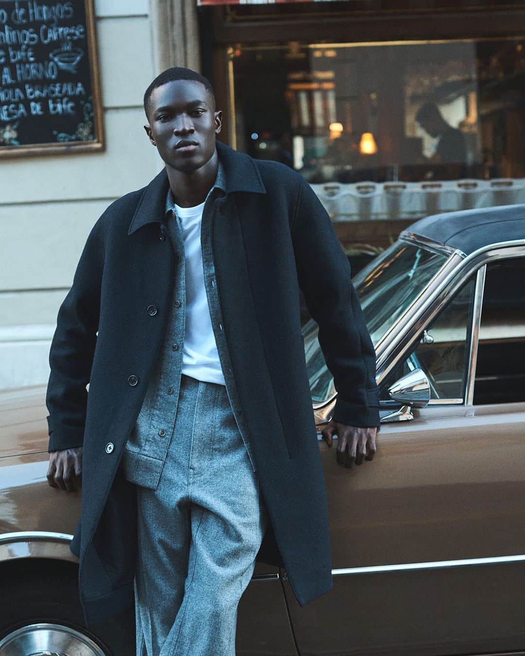 Banana Republic のインスタグラム：「For timeless fall style, reach for tailored silhouettes in sturdy fabrications. Discover the October Collection via the link in bio. #TheBRLook」
