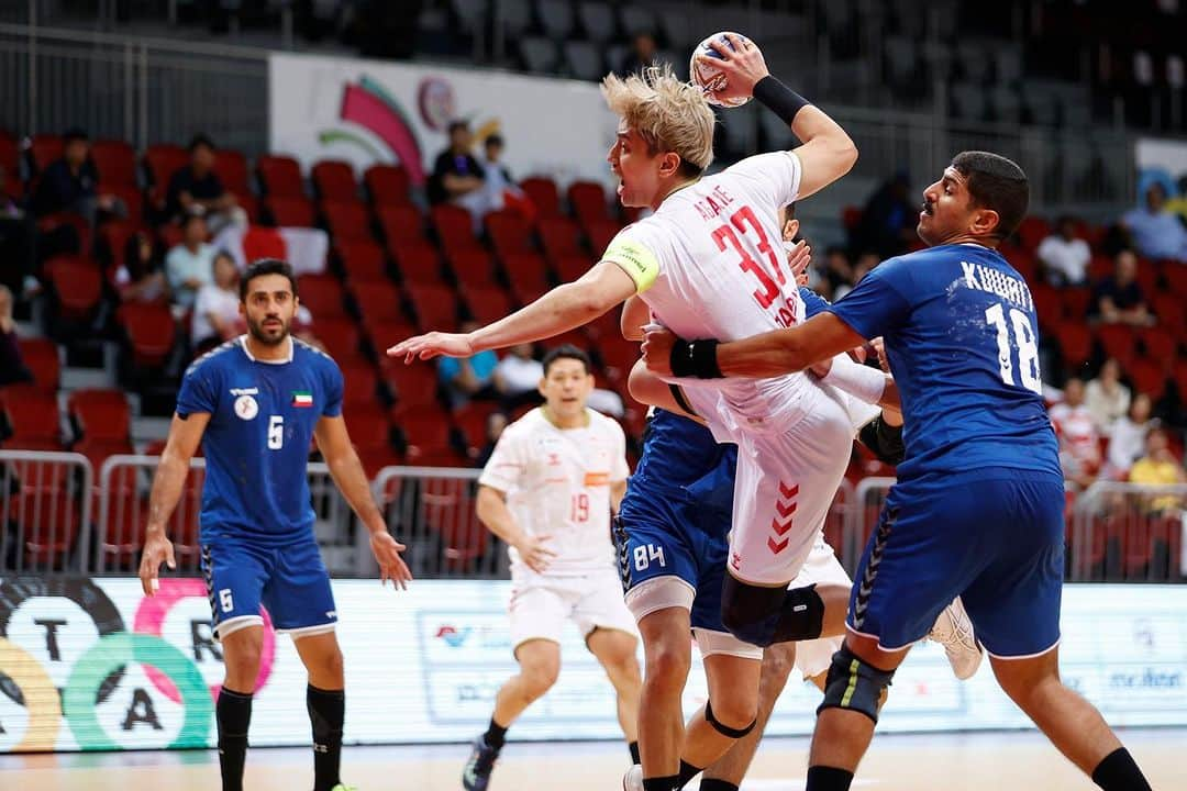 東江雄斗のインスタグラム：「Asian Men's Handball Qualification for Olympic Games 2024-Paris  あと２つ🔥🔥  Photo by @tagucci42   #handball  #彗星japan  #bauerfeind」