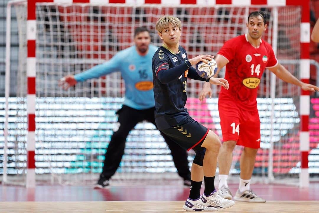 東江雄斗さんのインスタグラム写真 - (東江雄斗Instagram)「Asian Men's Handball Qualification for Olympic Games 2024-Paris  あと２つ🔥🔥  Photo by @tagucci42   #handball  #彗星japan  #bauerfeind」10月25日 3時21分 - yutoagarie