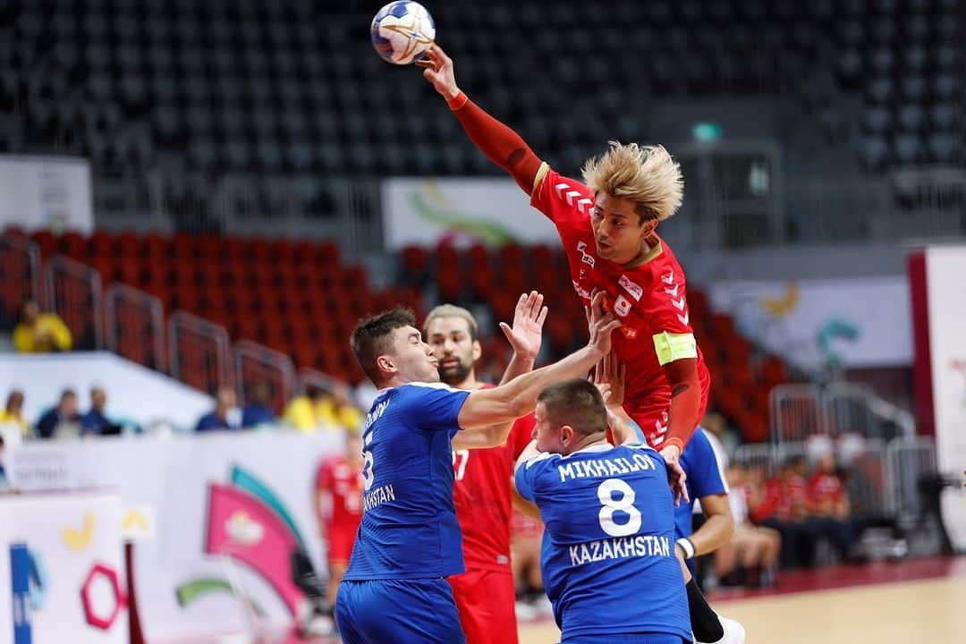 東江雄斗さんのインスタグラム写真 - (東江雄斗Instagram)「Asian Men's Handball Qualification for Olympic Games 2024-Paris  あと２つ🔥🔥  Photo by @tagucci42   #handball  #彗星japan  #bauerfeind」10月25日 3時21分 - yutoagarie