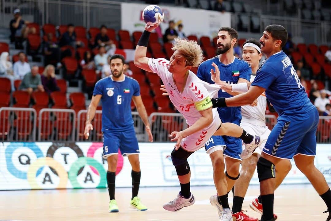 東江雄斗さんのインスタグラム写真 - (東江雄斗Instagram)「Asian Men's Handball Qualification for Olympic Games 2024-Paris  あと２つ🔥🔥  Photo by @tagucci42   #handball  #彗星japan  #bauerfeind」10月25日 3時21分 - yutoagarie