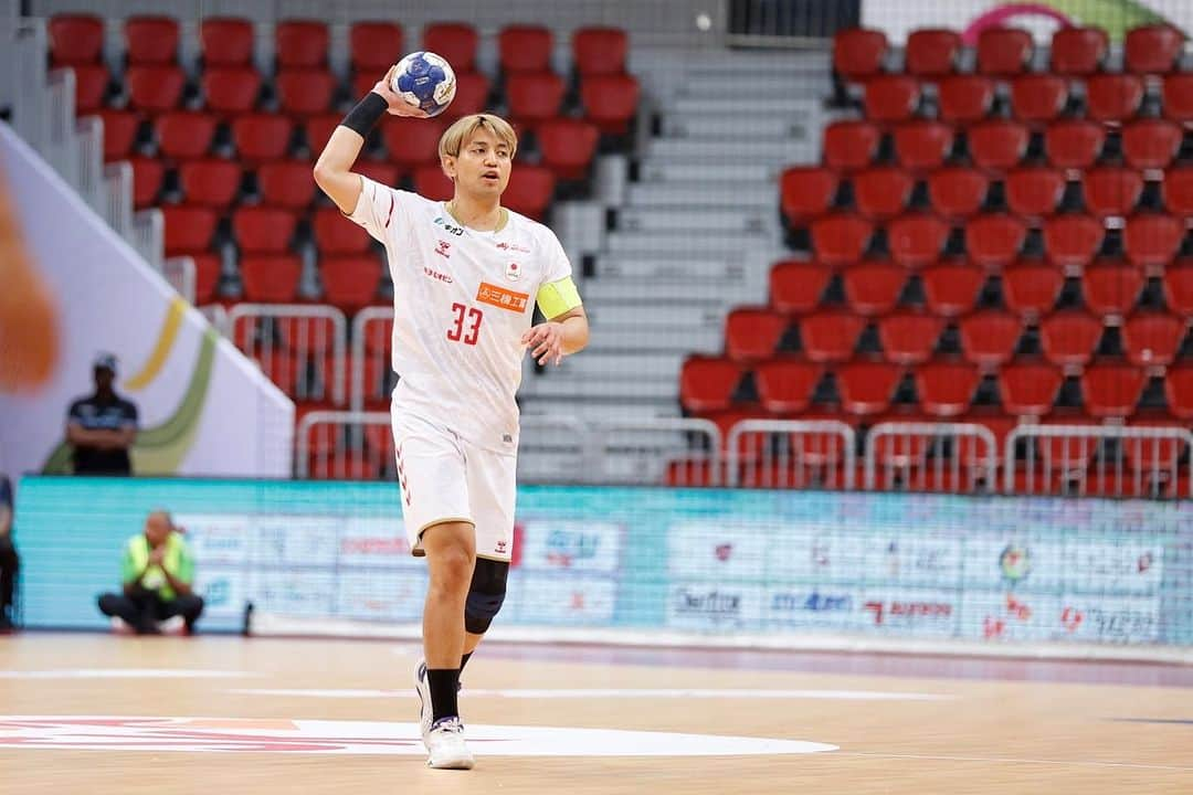 東江雄斗さんのインスタグラム写真 - (東江雄斗Instagram)「Asian Men's Handball Qualification for Olympic Games 2024-Paris  あと２つ🔥🔥  Photo by @tagucci42   #handball  #彗星japan  #bauerfeind」10月25日 3時21分 - yutoagarie