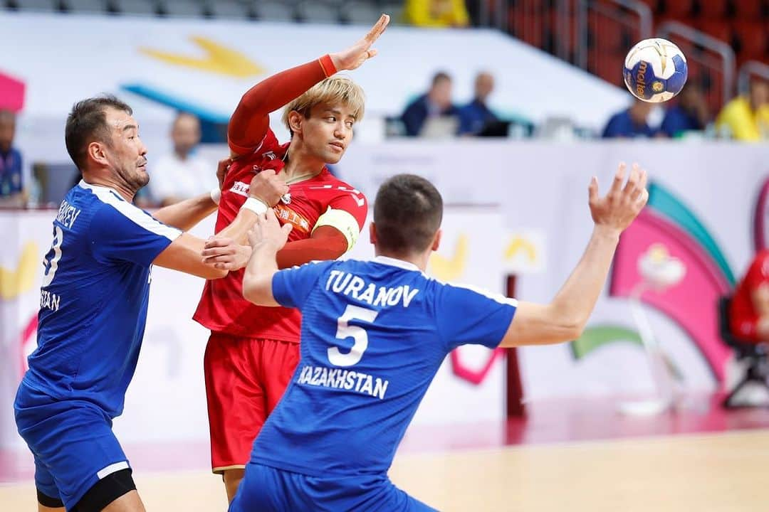 東江雄斗さんのインスタグラム写真 - (東江雄斗Instagram)「Asian Men's Handball Qualification for Olympic Games 2024-Paris  あと２つ🔥🔥  Photo by @tagucci42   #handball  #彗星japan  #bauerfeind」10月25日 3時21分 - yutoagarie