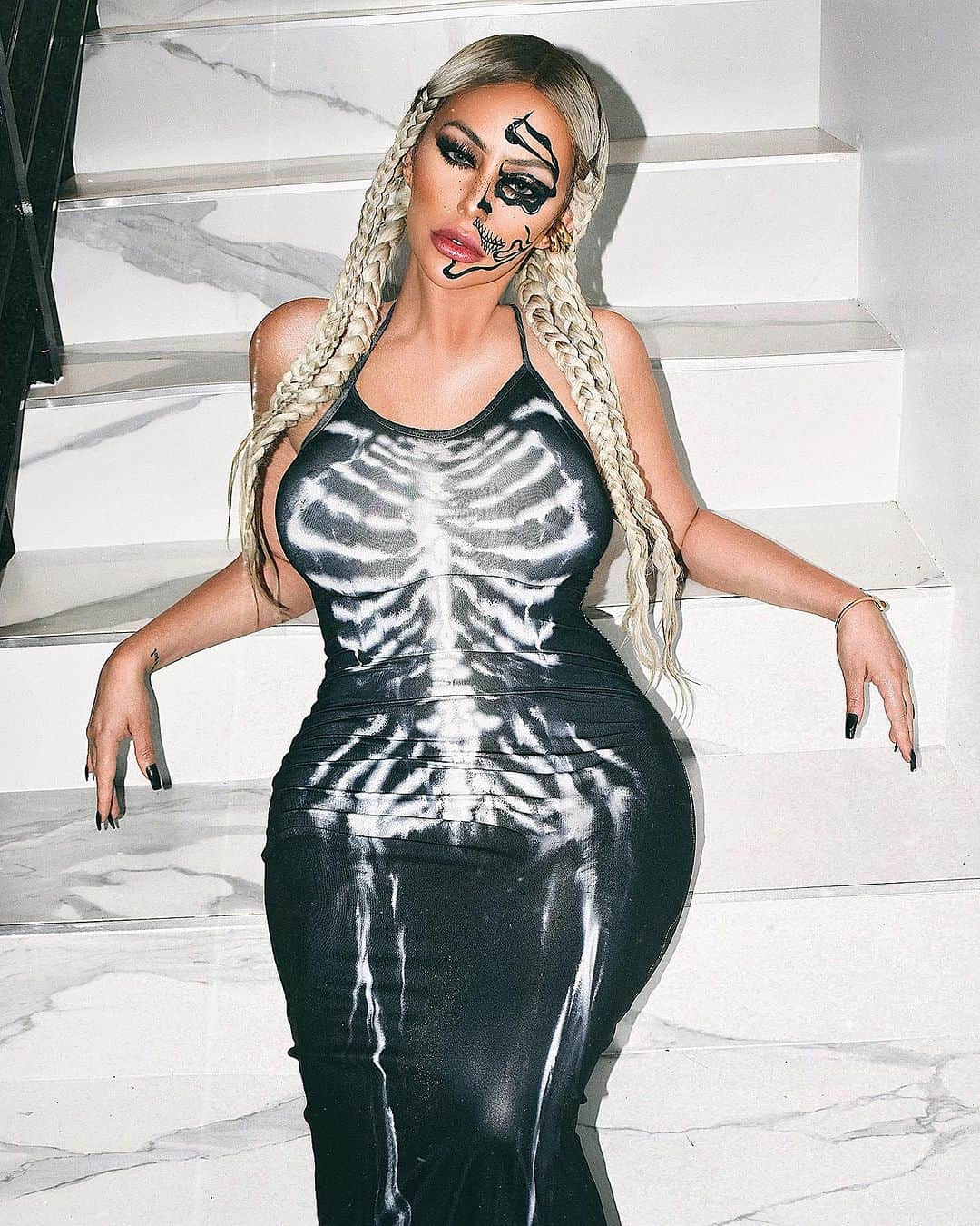 オーブリー・オデイさんのインスタグラム写真 - (オーブリー・オデイInstagram)「You can lay your head on the warm side of my pillow, I’ve got room for the skeletons in your closet. 🩻🫶🏼」10月25日 3時31分 - aubreyoday