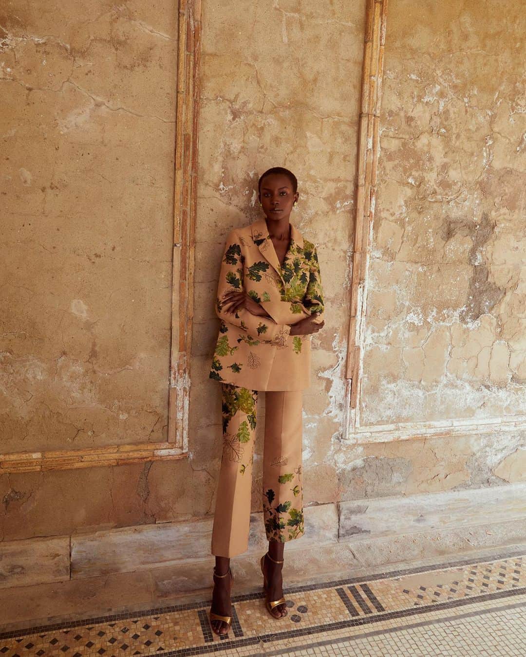 オスカーデラレンタのインスタグラム：「Perfect match. Acorn jacquard drifts over classic suiting for #odlrfall2023.  Tap to shop and click the link in bio to discover more.」