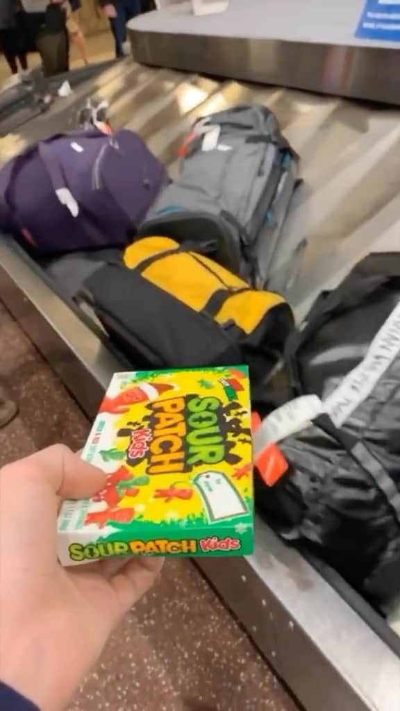 アメリカ運輸保安局のインスタグラム：「Now here’s an idea that won’t sour your sweet tooth!  Looking to treat yourself to a smooth travel experience? No twix here, TSA PreCheck is the best way to travel with ease. Worried you’ll accidently leave your electronics behind? Avoid that sticky situation by keeping your laptop in your bag. Plus, you’ll love that most shoes, belts, and light jackets can stay on. There’s also no need to sugar coat how great it is that children 17 & under can travel with an adult with TSA PreCheck when it appears on their boarding pass.   Does all this have you wondering if you can sign-up today? Yes, you can-dy! Halloween may be just around the corner but these prices won’t make you scream, so be a smartie and check out the link in our bio for this scary good deal!  #TravelTips   Video credit: @aidansnell_」