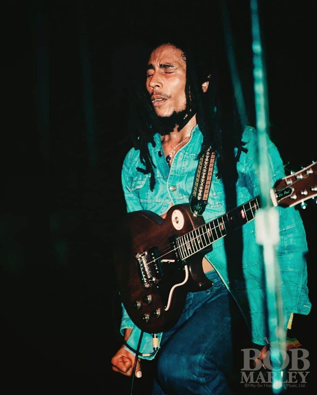 ボブ・マーリーのインスタグラム：「“Feel this drumbeat, as it beats within. Playing a riddim, resisting against the system. I know JAH never let us down, pull your rights from wrong.” #OneDrop #BobMarley  📷 by #LynnGoldsmith ©️ Fifty-Six Hope Road Music Ltd.」