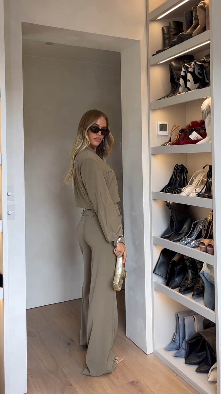 のインスタグラム：「styling my new suit 🥰🤍 obsessed with it and it’s so affordable. Linking on stories x shoes @tonybianco  sunnies @vehlaeyewear  bag @jeanvintage_」