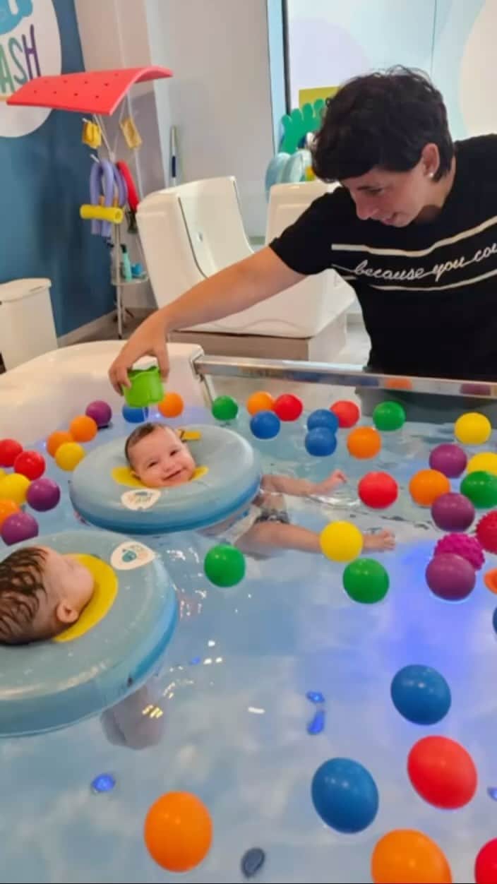 カルラ・スアレス・ナバロのインスタグラム：「Muchísimas gracias a todo el personal de @splashbabyspa_grancanaria y en especial a Estefania por el trato con Noa y Ona durante todas las sesiones. Experiencias divertidas y relajantes para las bebés.  ¡Hasta la próxima! 💦💧🐳🦭💦💧」