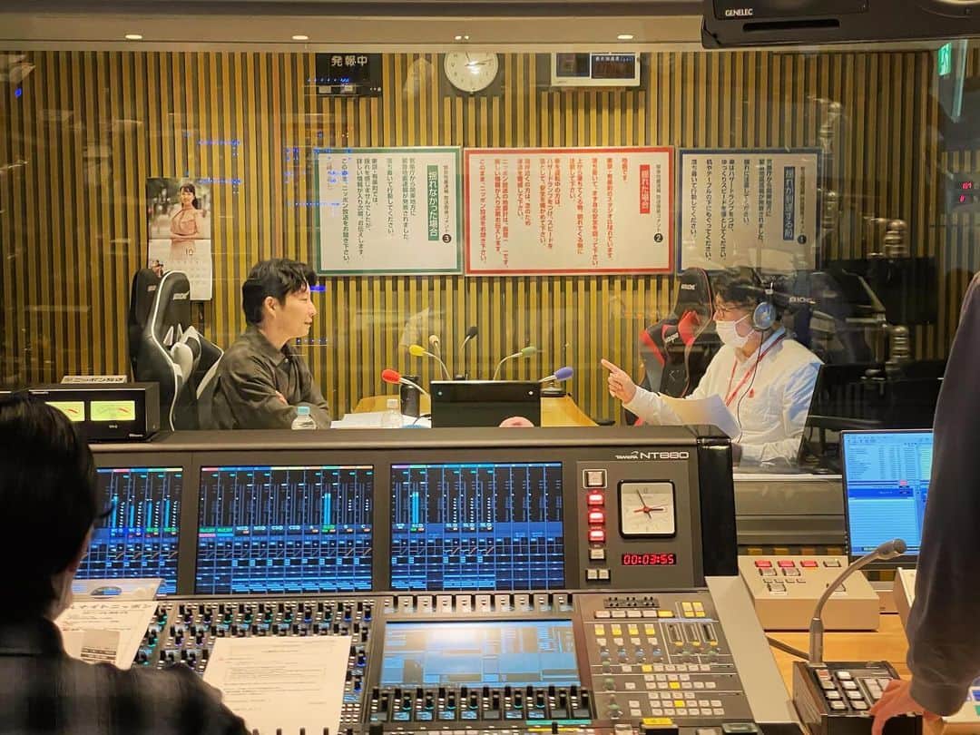 ラジオ「星野源のオールナイトニッポン」のインスタグラム：「今夜もありがとうございました。 今日の放送を聴いて次の旅先を金沢に決めた方も多いのではないでしょうか。  写真は 放送中、どっちのお腹が鳴ったのか お互いに押し付け合うパーソナリティと作家です。  #放送後もしばらくやってました  #星野源ANN #星野源」