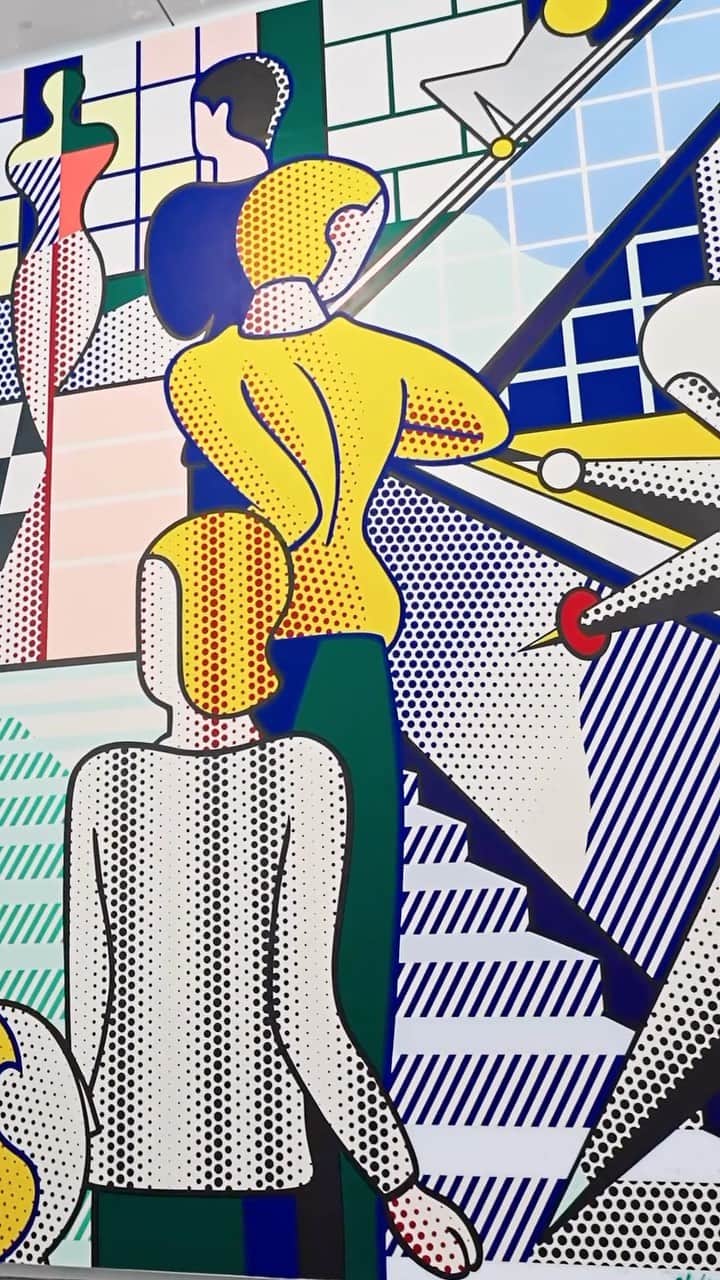のインスタグラム：「Roy Lichtenstein’s “Bauhaus Stairway Mural” is on view at Gagosian, 555 West 24th Street, New York! This is the second time that Gagosian has exhibited a Lichtenstein mural, following the replication of “Greene Street Mural” at the same location in 2015.  Measuring more than 26 feet tall, the oil-and-Magna-on-canvas work pays homage to German abstract artist Oskar Schlemmer (1888–1943)—who taught mural painting, stage design, and sculpture at the Bauhaus school—and his painting “Bauhaustreppe” (“Bauhaus Stairway,” 1932). Follow the link in our bio to learn more.  __________ #RoyLichtenstein #Gagosian Installation video, Roy Lichtenstein, “Bauhaus Stairway Mural,” Gagosian, 555 West 24th Street, New York, September 9–December 22, 2023. Artwork © Estate of Roy Lichtenstein. Video: Pushpin Films (@pushpinfilms)」