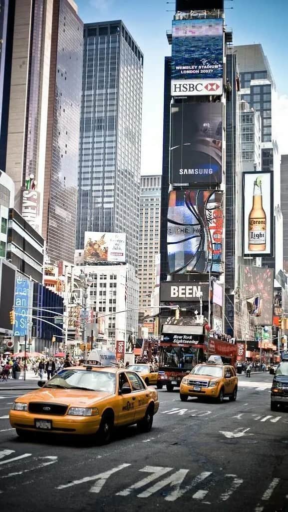 アンナ・アンドレスのインスタグラム：「Marsego x Anna Andres on the screen in Times Square 🩶🌃 Discover our collection here https://marsego.com  Worldwide delivery! @marsego_lovesyou」
