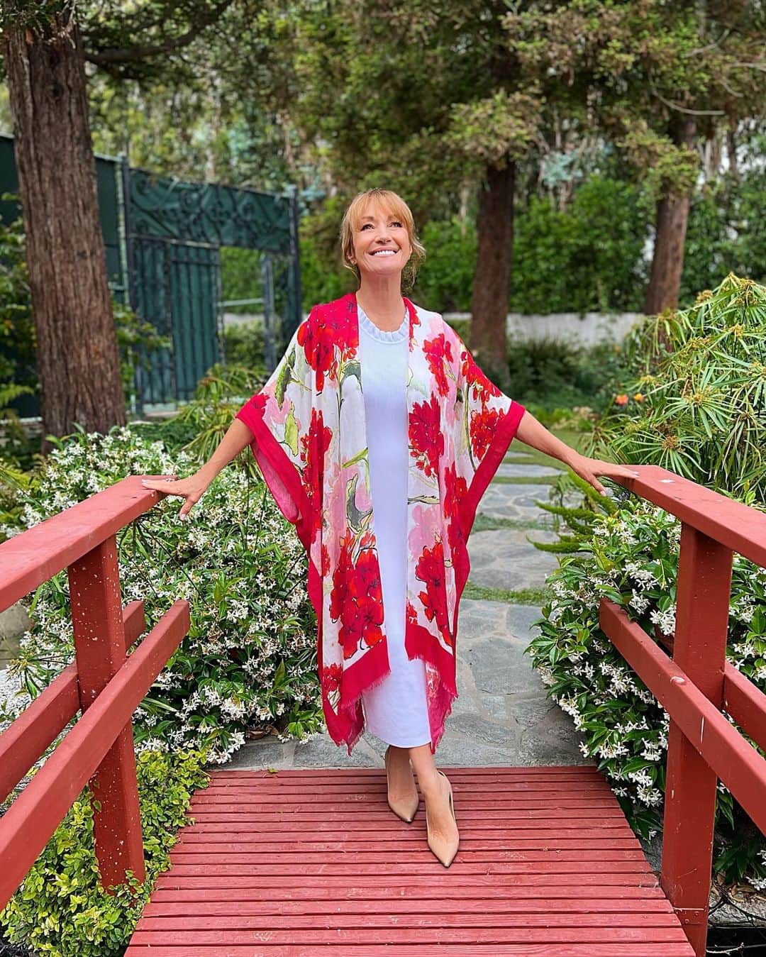 ジェーン・シーモアのインスタグラム：「I’m thrilled to share that my dusters are now officially available at JaneSeymour.com! 🤩 I hope you’ll love them as much as I do. ⁣ ⁣ They feel so soft and luxurious. 💕 To celebrate the launch, enjoy 20% off when you use the code “20OFF” for a limited time.」