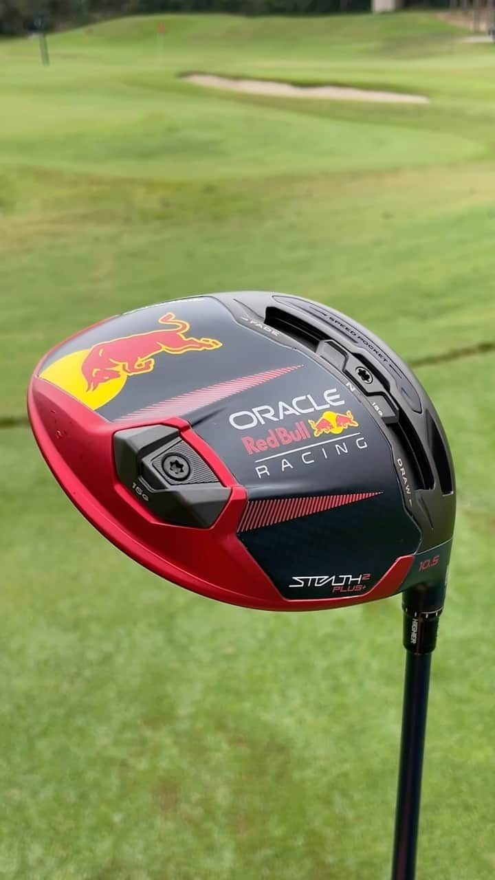 テーラーメイド ゴルフのインスタグラム：「Legendary speed on the track, and on the course. 💯 The @redbullracing #Stealth2Driver brings the energy to every bag. Hit the link in bio to shop it now.」