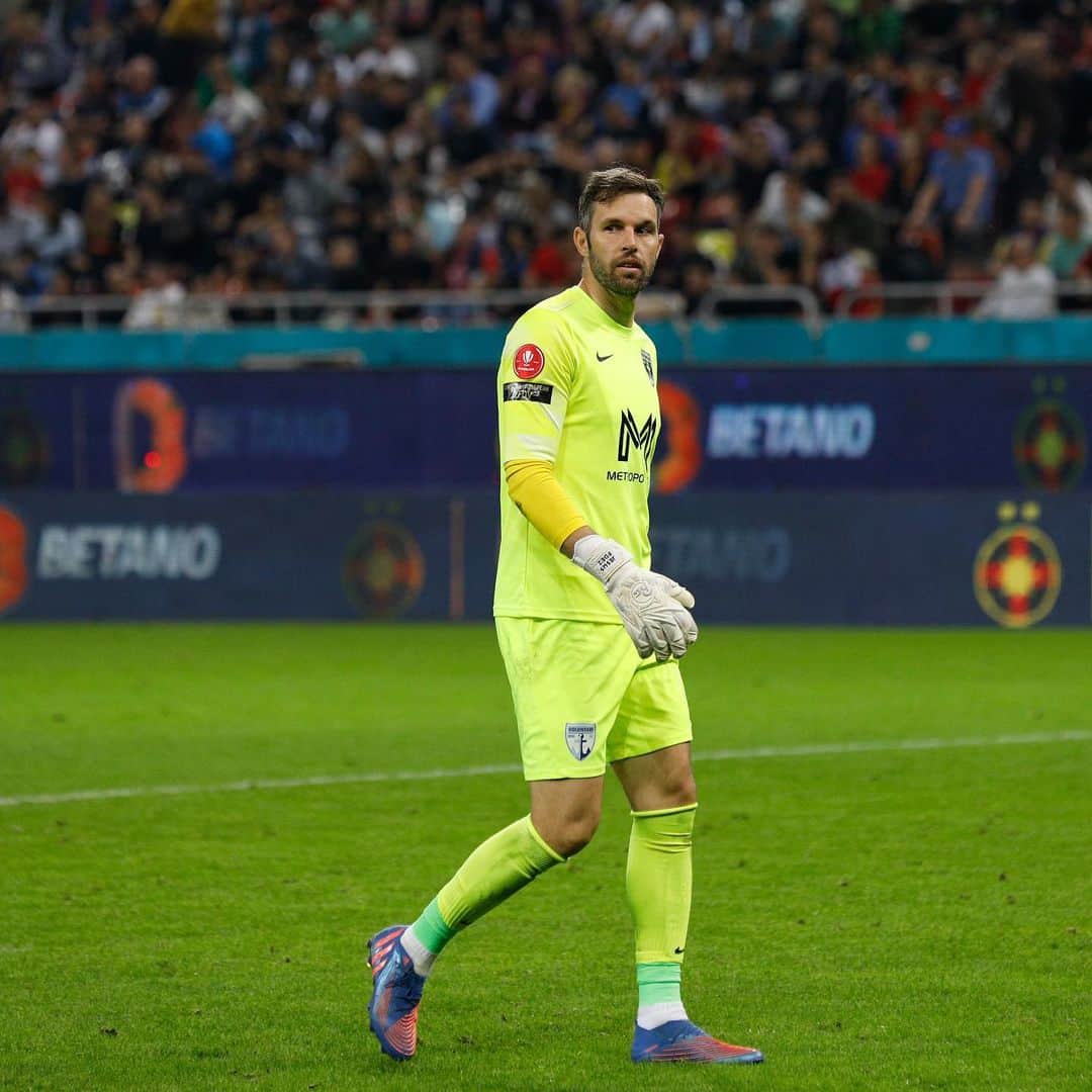 ヘスス・フェルナンデス・コラードのインスタグラム：「Good point and effort of the team against a tough rival! Helping to achieve the 4th clean sheet in a row! 🔒⚔️ Mergem inainte!💪🏼 #haivoluntari💙🤍」