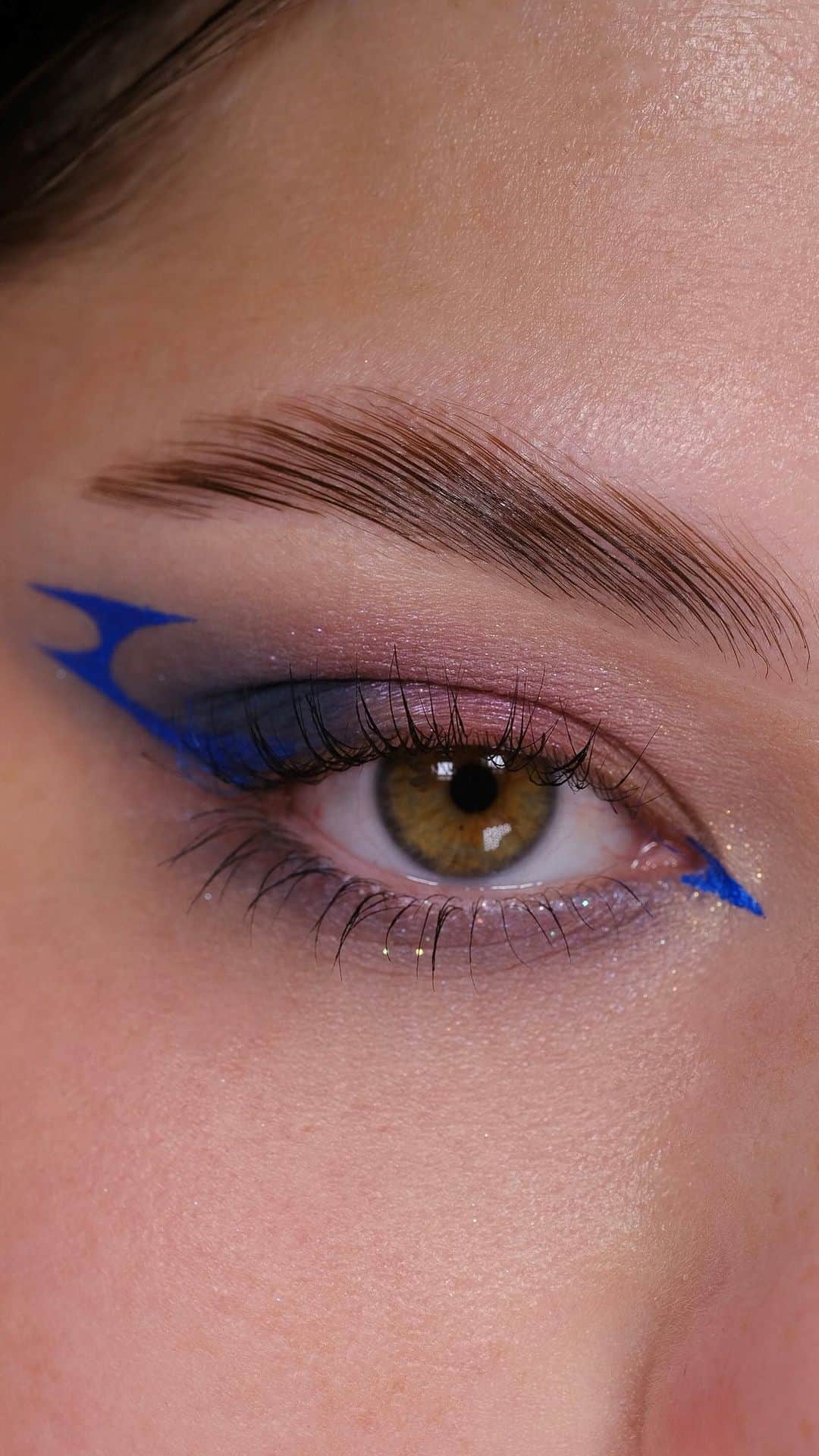 KIKO MILANOのインスタグラム：「@paulineebeauty’s electric blue #graphiceyeliner looks on point with our new Milano's Night Wonders collection 💙 Share your looks with us using #KIKOTrendsetters 🤩 Eyelash Curler & Eye Brush Set arriving soon, stay tuned! Cult colours eyeshadow palette 02 - Radiance boost primer & concealer duo 02 - Perfecting makeup blender - Super colour water eyeliner 06 - Glitter eyeliner 01 - Maxi mod mascara - Eyes 56 Round blending round brush - Eyes 51 Shader brush - Eyes 54 Smoky shader brush - Makeup Bag - Makeup Organizer - Mirror - Eye Brush Set」