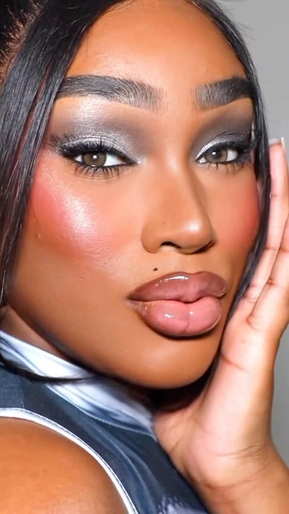 Anastasia Beverly Hillsのインスタグラム：「Giving @kiah.naomi (she/her) her roses because this Sultry date night look is 🔥🥵  Also wearing: ✨NEW Glow Seeker Highlighter   #AnastasiaBeverlyHills」
