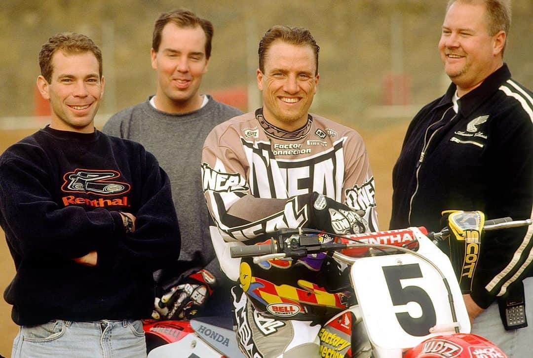 Racer X Onlineさんのインスタグラム写真 - (Racer X OnlineInstagram)「Who remembers the original Factory Connection Honda team from 1998? Brought Mike LaRocco back to prominence and his racing career there went all the way through 2006 🔥 #factoryconnection」10月25日 4時16分 - racerxonline