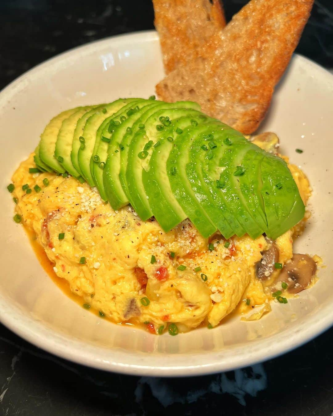 エッグショップのインスタグラム：「Indulge in all the flavors of our signature SCRAMBLER AVOCADO + CHORIZO! 🍳🥑💥 #EGGSHOPNYC 📍151 Elizabeth Street (Nolita) 📍138 N 8th (Williamsburg)」