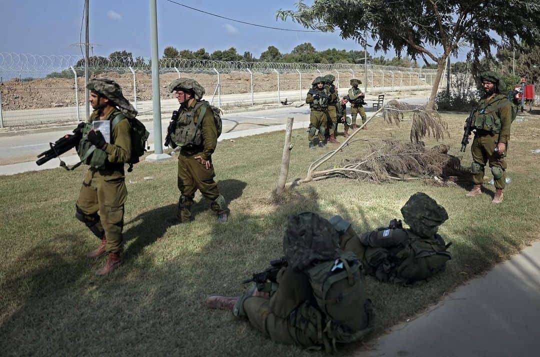 AFP通信さんのインスタグラム写真 - (AFP通信Instagram)「#AFPrepost 📷 @thomascoex Israeli soldiers take a defensive position in Kibbutz Beeri along the border with the Gaza Strip, on October 22, 2023, in the aftermath of a Palestinian militant attack on October 7. #gaza #israel #war #hamas #kibbutz #kibbutzbeeri #israeliarmy #conflict #afpphoto #warphotography #palestinians」10月25日 4時21分 - afpphoto