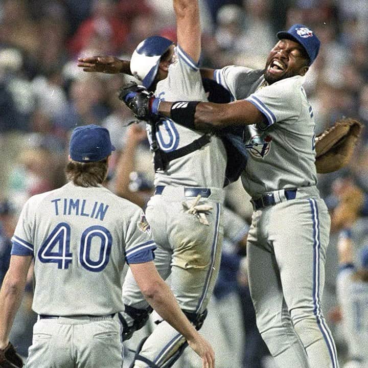 トロント・ブルージェイズのインスタグラム：「October 24, 1992: For the first time in HISTORY, the World Championship banner will fly north of the border! 🇨🇦 🏆」
