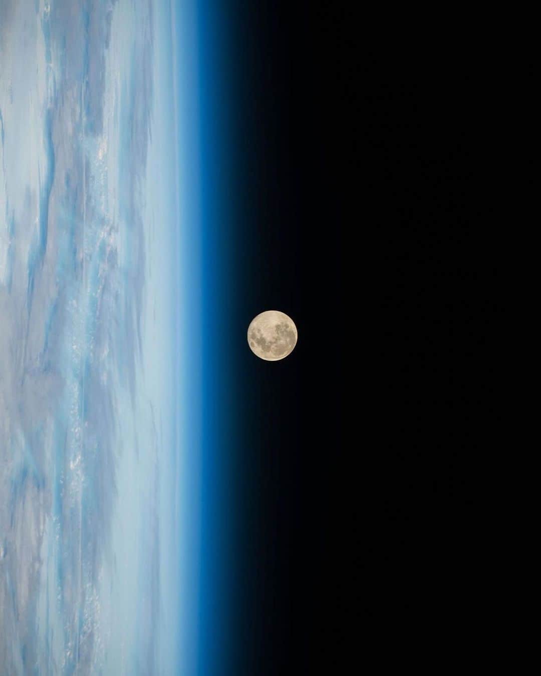 Discover Earthのインスタグラム：「@nasa dropped this stunning shot of the Harvest Moon on September 29, snapped from space 🌑🌎  This Supermoon happens when the Moon gets up close and personal with Earth during its full phase, giving us a bigger and brighter show. It's the fourth Supermoon this year, after the ones in July and August, with the second August full Moon called a Blue Moon.   #DiscoverEarth with @spacestrikes」