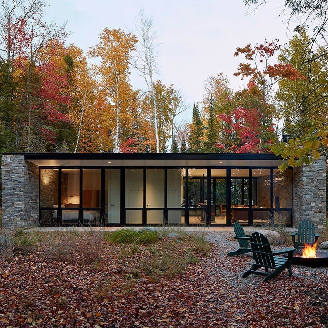 Design Milkのインスタグラム：「Graphic designer Bart Crosby's dream of a serene lakeside escape came to life thanks to @wheelerkearnsarchitects! 🎣 Nestled amidst 2.5 acres of woods, the Clearwater Lake Retreat blends rustic charm with contemporary design, featuring an open-plan living space + stunning black-framed windows for the perfect relaxation getaway. 🍂  Step inside for a full tour at the link in bio. 🔗  📸 Photography by Steve Hall from @hallmerrickphoto.」