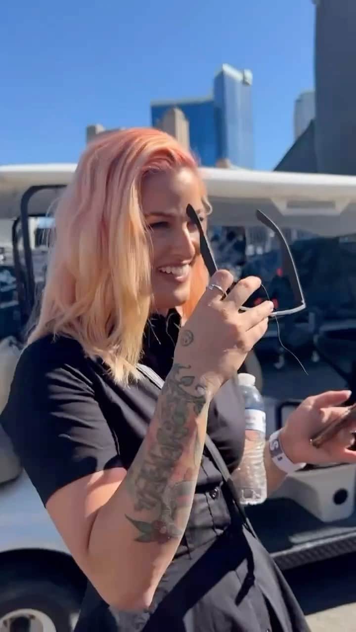 キャサディー・ポープのインスタグラム：「A weekend I’ll never forget 🥹 Thank you @somethingcorporate for having me open your show, and @yellowcard @michellebranch @simpleplan for inviting up to sing with you. Don’t pinch me!」