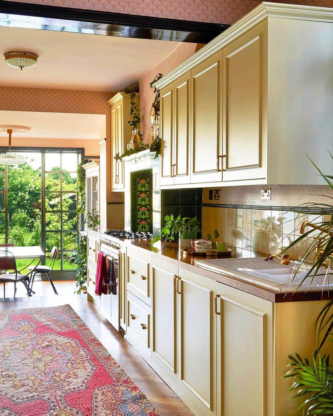 MT DOMAINEのインスタグラム：「Love this warm palette kitchen.  (Via @artdecojewel)」