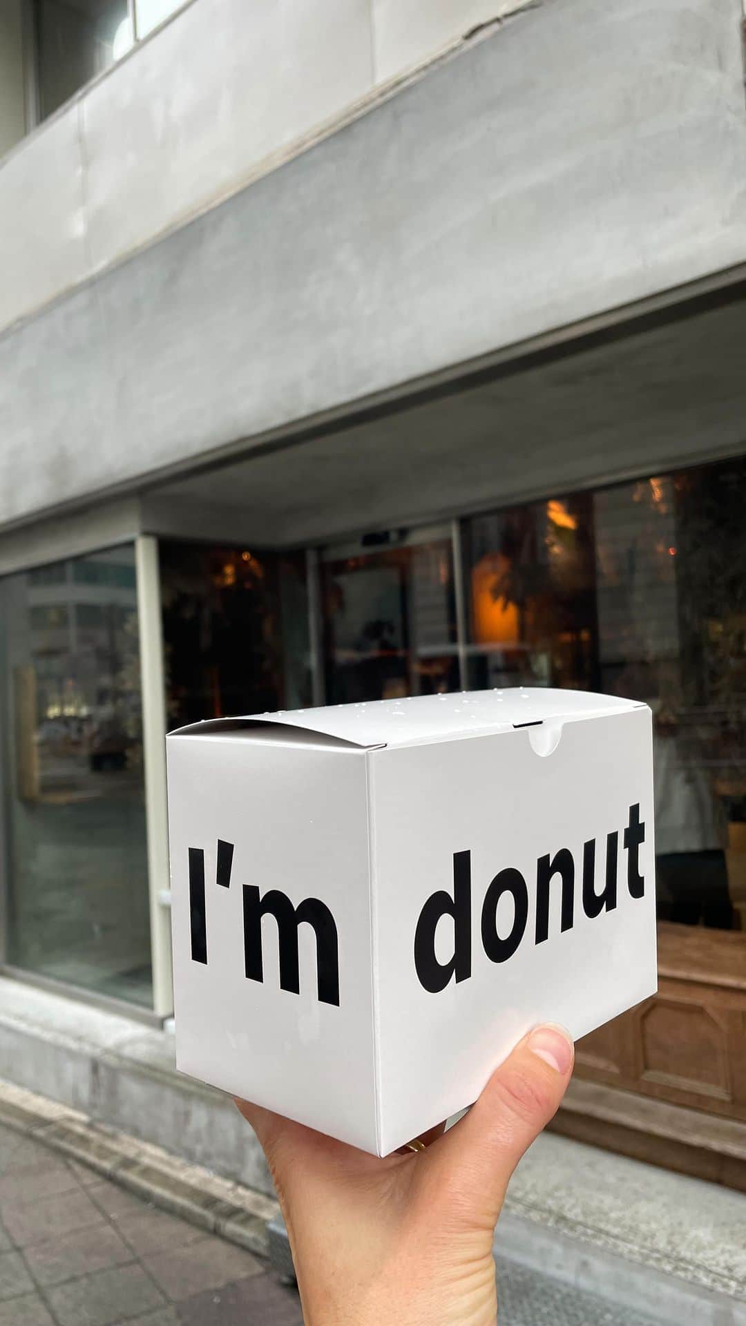 ズザンナ・ヤカボスのインスタグラム：「A donut place in Japan 🍩 . . #imdonut #japan #fukuoka #tb #donutlover #bestdonuts」