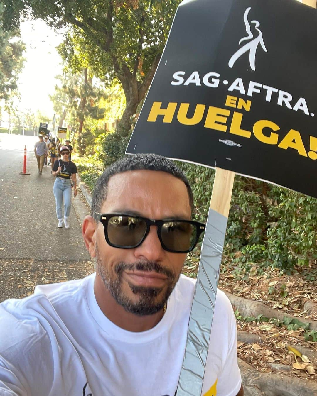 ラズ・アロンソさんのインスタグラム写真 - (ラズ・アロンソInstagram)「Good luck to our @sagaftra negotiators, as they resume negotiations today & stand up for the humans who make the art we all love! #power2performers #sagaftrastrong」10月25日 4時37分 - lazofficial