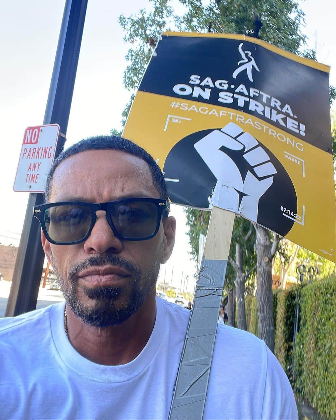 ラズ・アロンソのインスタグラム：「Good luck to our @sagaftra negotiators, as they resume negotiations today & stand up for the humans who make the art we all love! #power2performers #sagaftrastrong」