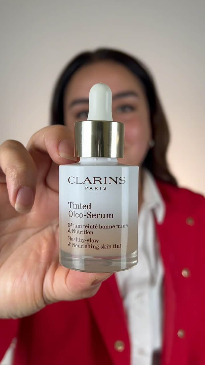 Clarins Canadaのインスタグラム：「Our Virtual Beauty Consultant, Macarena, demonstrates the application of the NEW Tinted Oleo-Serum! A healthy-glow and nourishing skin tint. 🤎  Available on https://Clarins.com and exclusively at @sephoracanada __________ Notre Conseillère en Beauté Virtuelle, Macarena, nous présente l’application du nouveau Tinted Oleo-Serum! Un sérum teinté nutritif effet bonne mine. 🤎  Disponible exclusivement sur https://Clarins.ca et chez @sephoracanada . . . #ClarinsTintedOleoSerum #FlawlessComplexion」