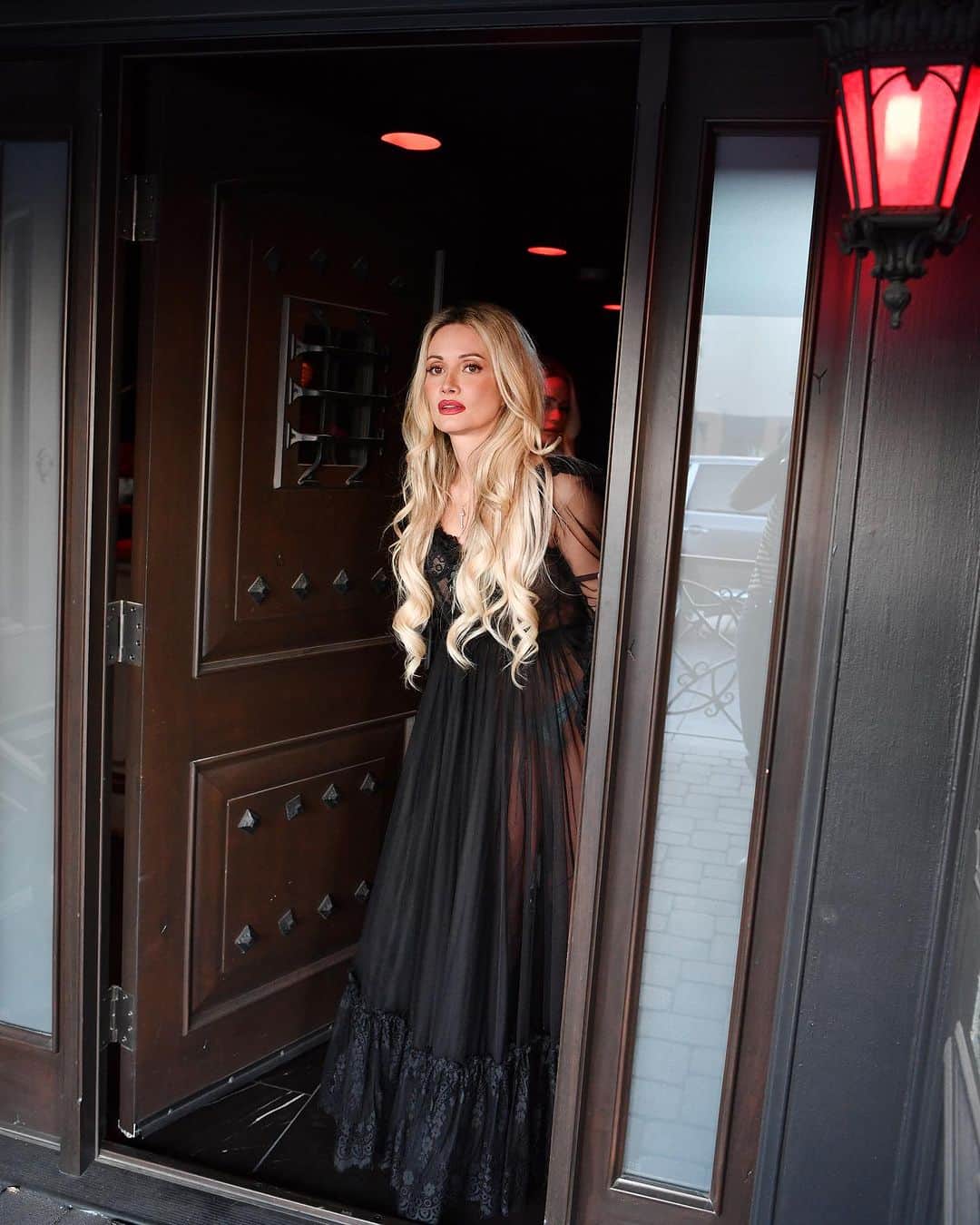 ホリー・マディソンのインスタグラム：「Waiting for Postmates . . . 🍂💀🧡👻 📸 @denisetruscello」