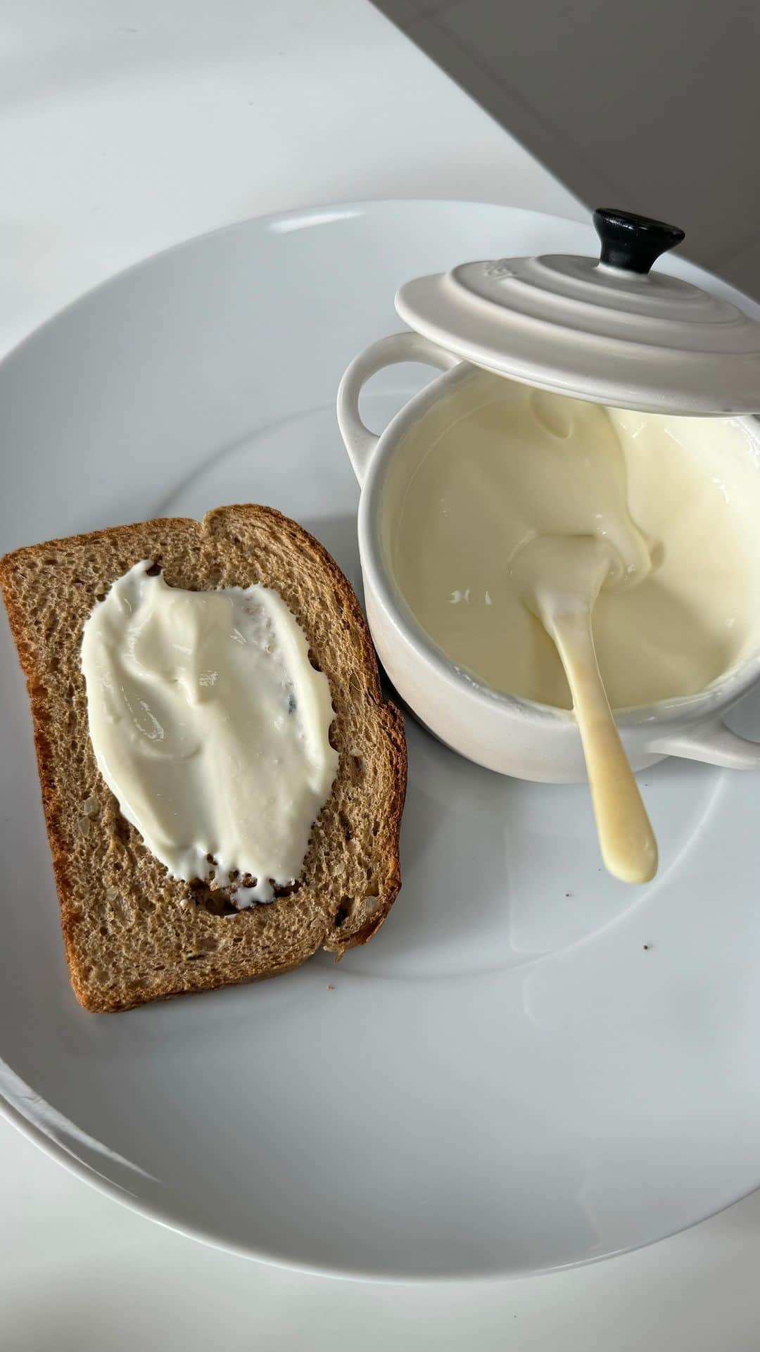 カロリーネ・セリコのインスタグラム：「Requeijão Caseiro | #CaCelicoGastronomia   1 litro de leite integral  4 colheres de sopa de vinagre branco  100g de manteiga  Sal a gosto」