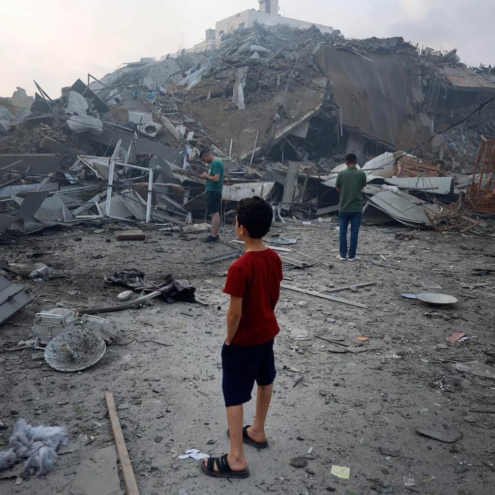 unicefのインスタグラム：「Over the past 18 days, the Gaza Strip has borne witness to a devastating toll on its children, with a reported 2,360 fatalities and a reported 5,364 injuries due to unrelenting attacks, or more than 400 children reportedly either killed or injured daily. Additionally, more than 30 Israeli children reportedly have lost their lives, and dozens remain in captivity within the Gaza Strip. The 18-day period is the deadliest escalation of hostilities in the Gaza Strip and Israel that the UN has witnessed since 2006.  Almost every child in the Gaza Strip has been exposed to deeply distressing events and trauma, marked by widespread destruction, relentless attacks, displacement, and severe shortages of essential necessities such as food, water, and medicine.  “The killing and maiming of children, abduction of children, attacks on hospitals and schools, and the denial of humanitarian access constitute grave violations of children's rights,” said Adele Khodr, UNICEF Regional Director for the Middle East and North Africa. “UNICEF urgently appeals on all parties to agree to a ceasefire, allow humanitarian access and release all hostages. Even wars have rules. Civilians must be protected – children particularly – and all efforts must be made to spare them in all circumstances.”  The West Bank has also witnessed an alarming surge in casualties, with nearly a hundred Palestinians reportedly losing their lives, including 28 children, and at least 160 children reportedly sustaining injuries. Even before the tragic events of October 7, 2023, children in the West Bank were already grappling with the highest levels of conflict-related violence in two decades, resulting in the loss of 41 Palestinian children and six Israeli children's lives so far this year.  “The situation in the Gaza Strip is a growing stain on our collective conscience. The rate of death and injuries of children simply staggering,” said Khodr. “Even more frightening is the fact that unless tensions are eased, and unless humanitarian aid is allowed, including food, water, medical supplies and fuel, the daily death toll will continue to rise.”  Tap on the link in our bio to read our latest press release.」